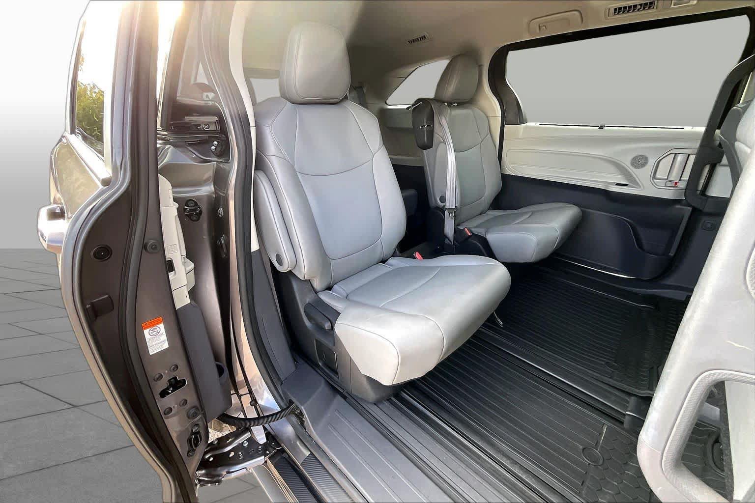 Used 2022 Toyota Sienna XLE FWD image 35