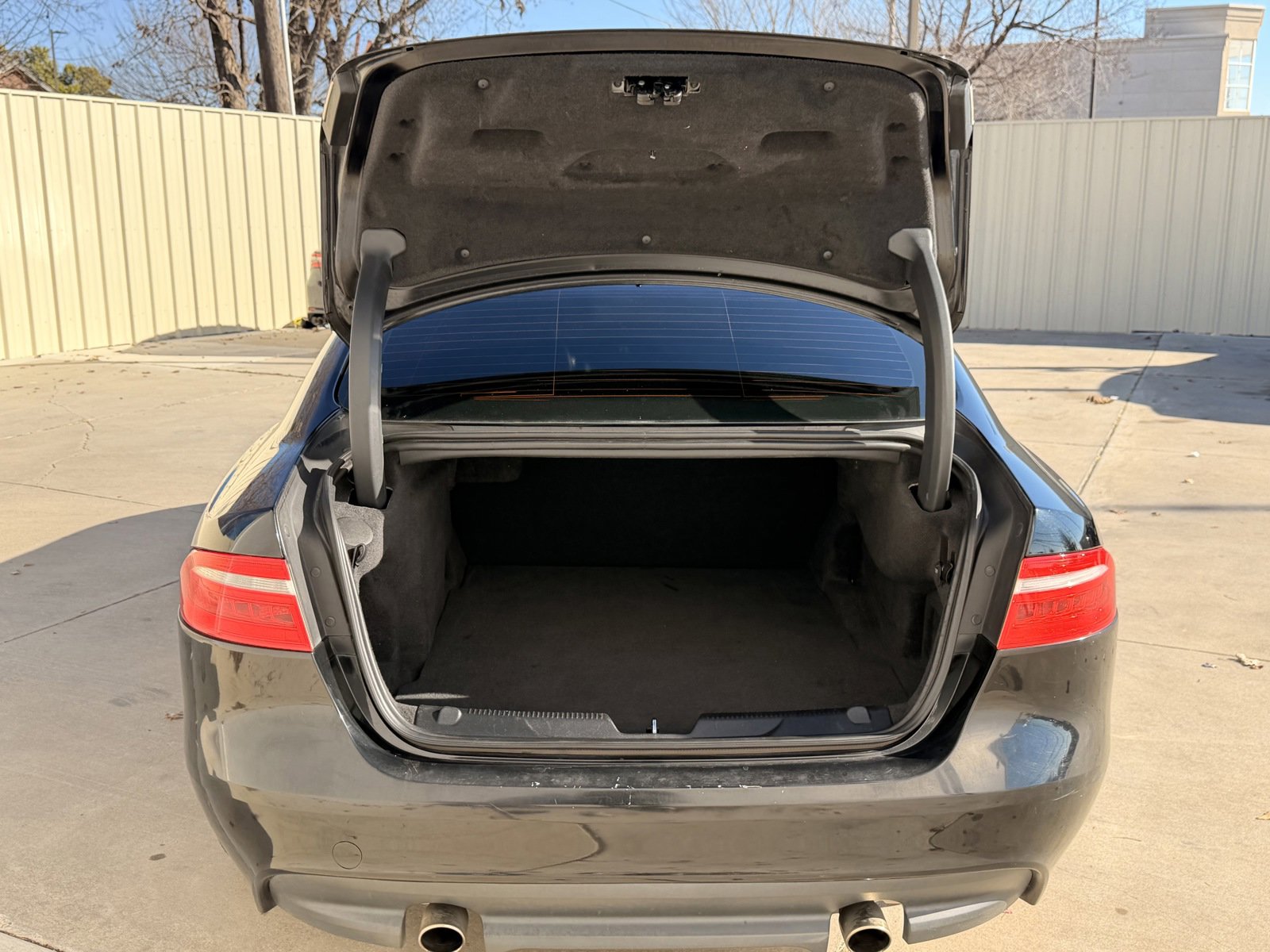 Used 2019 Jaguar XE Premium image 27