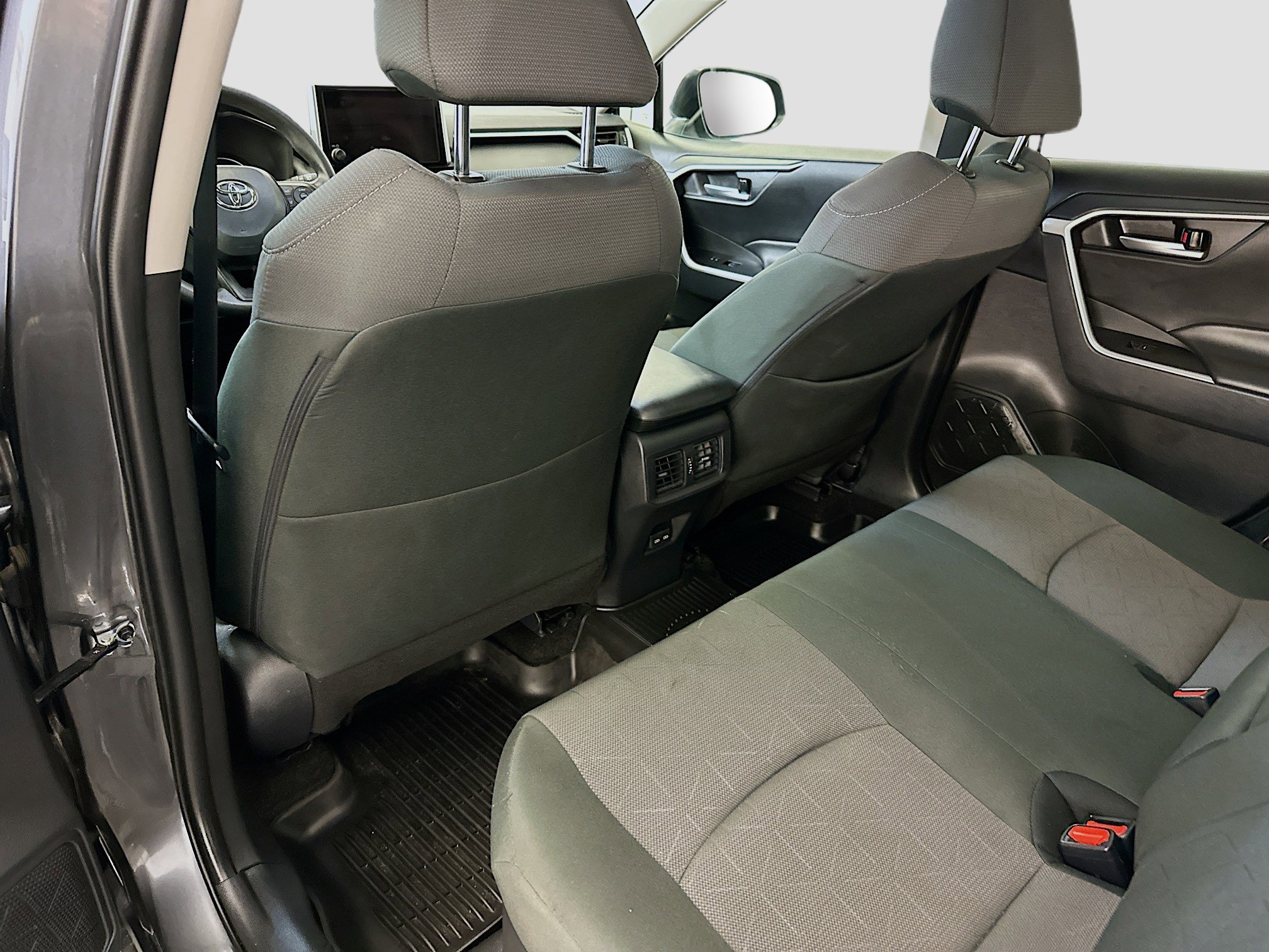 Used 2025 Toyota RAV4 XLE image 28