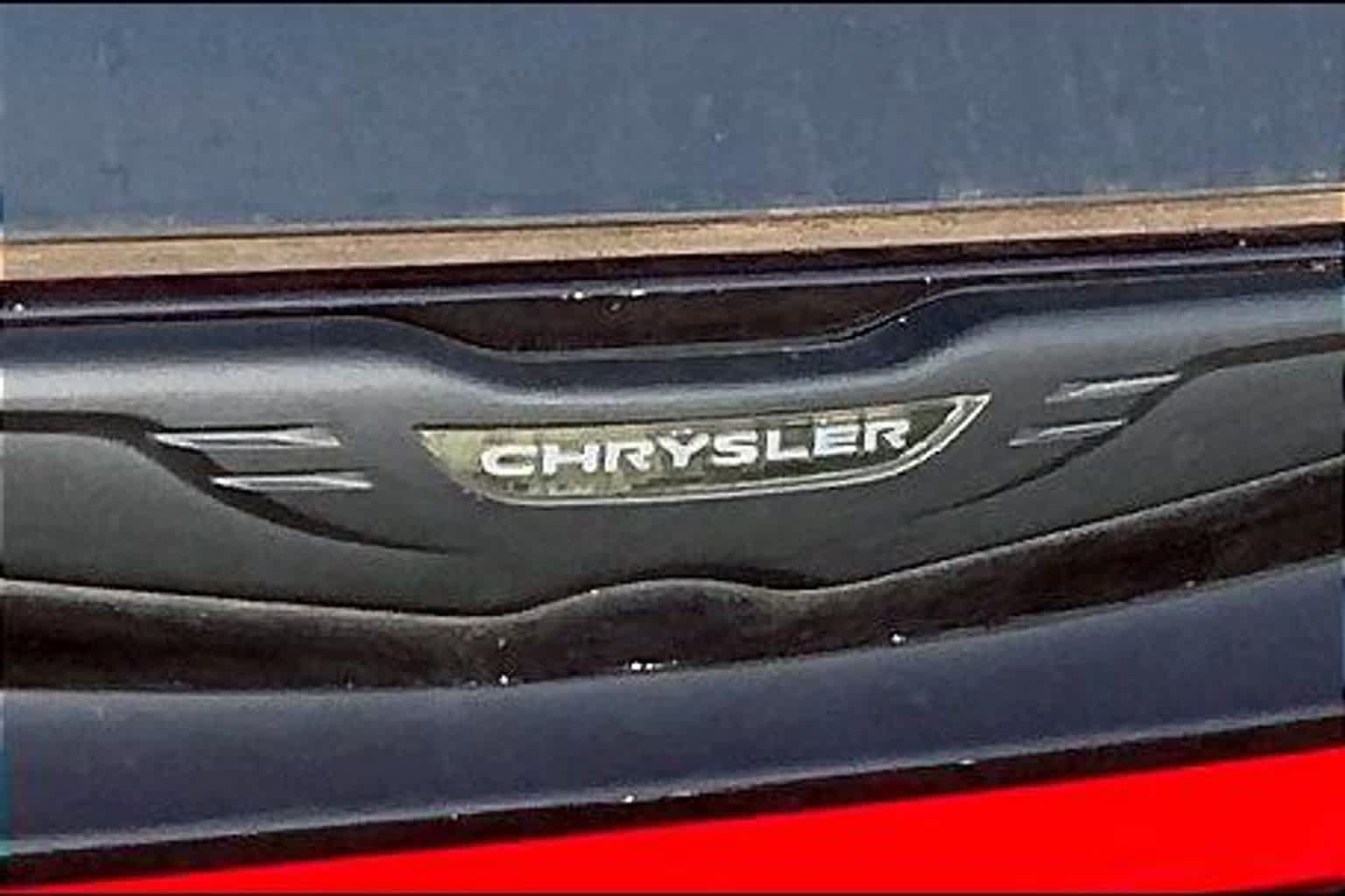 Used 2021 Chrysler Pacifica Touring-L w/ Uconnect Theater Family Group FWD image 28