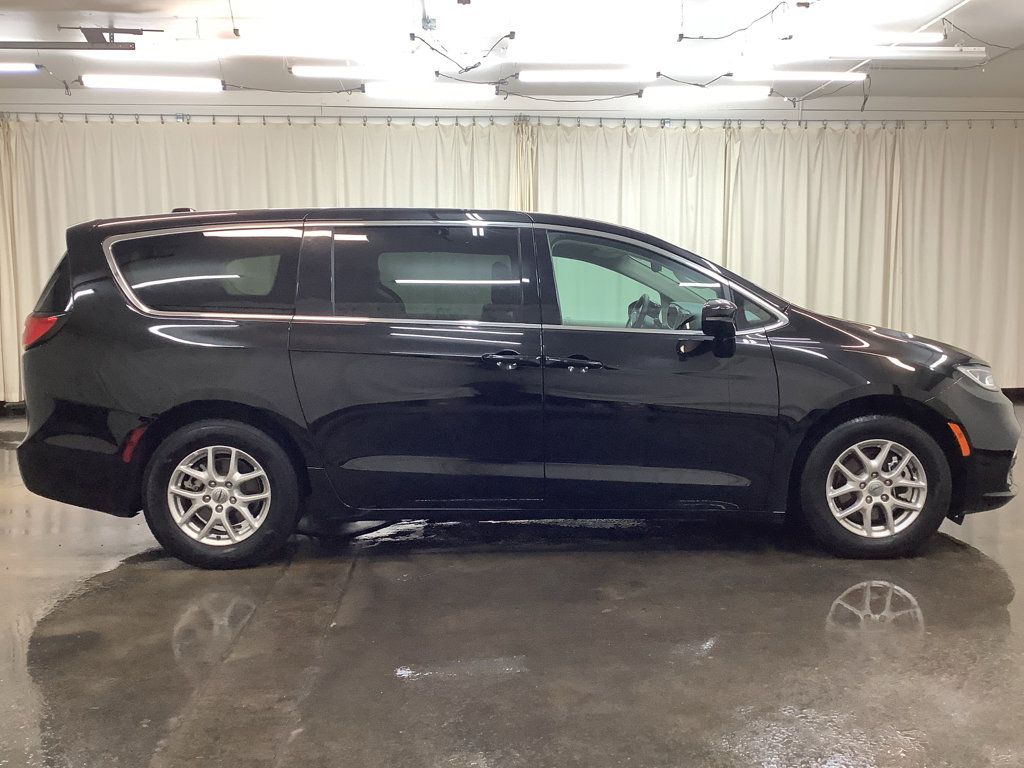 Used 2024 Chrysler Pacifica Touring-L image 5