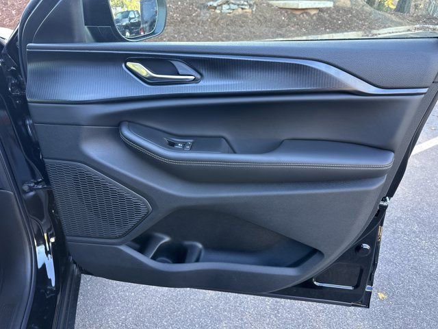 New 2025 Jeep Grand Cherokee L Laredo image 14