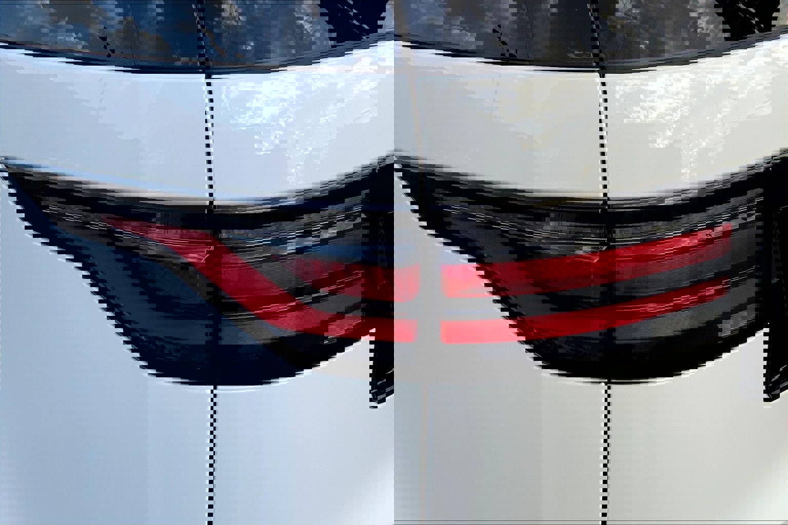 Used 2024 Land Rover Discovery Metropolitan Edition image 27