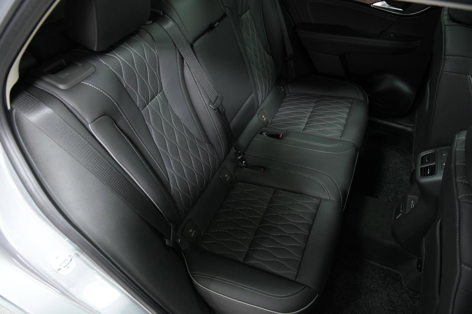 Used 2023 Buick Envision Avenir image 18