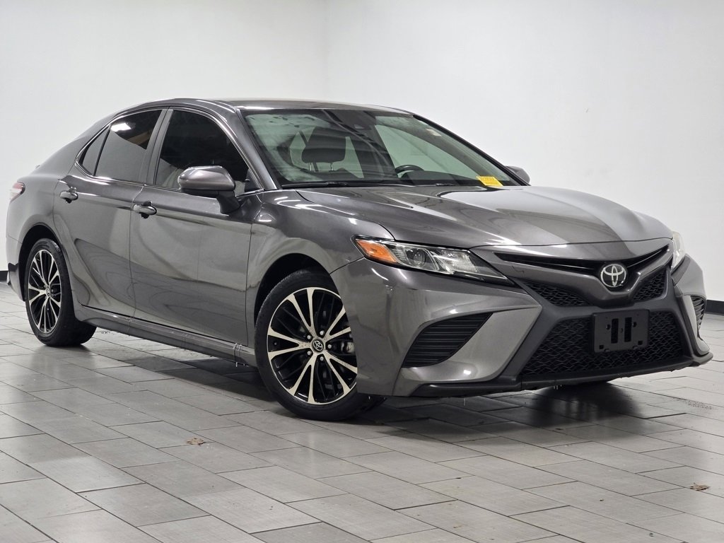 Used 2020 Toyota Camry SE image 2