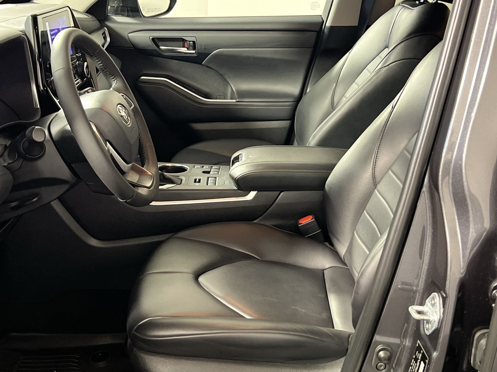 Used 2024 Toyota Highlander XLE AWD/4WD image 13