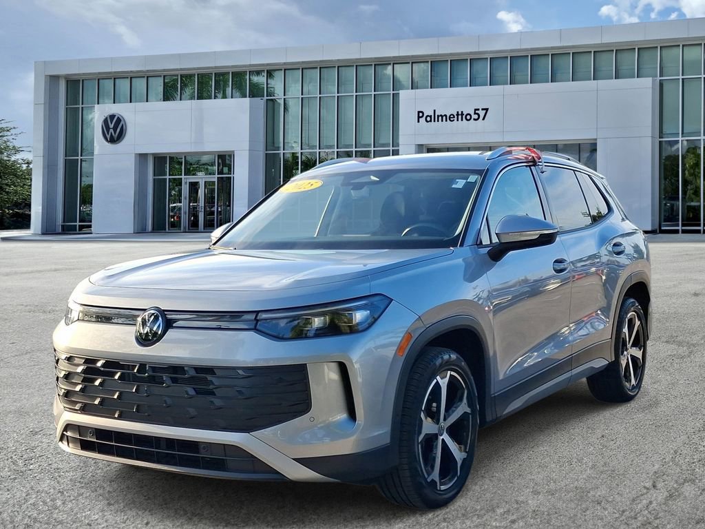 Certified 2025 Volkswagen Tiguan SE image 3