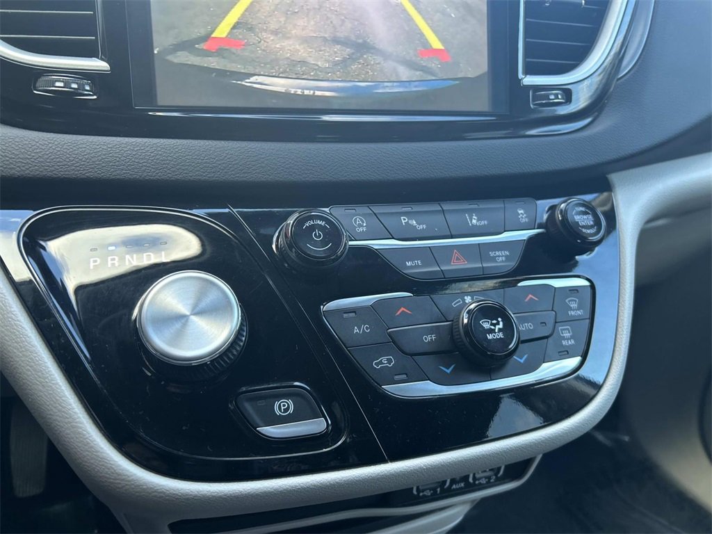 Used 2024 Chrysler Pacifica Touring-L image 29