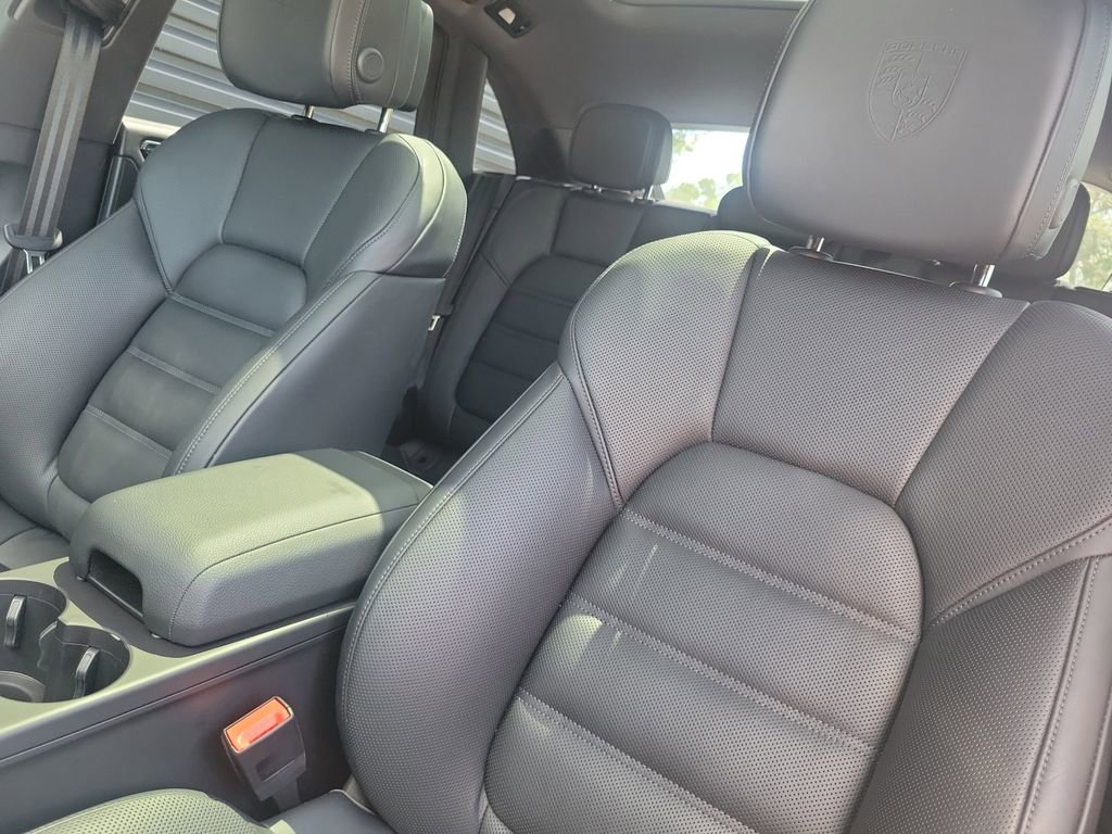 Certified 2025 Porsche Macan image 5