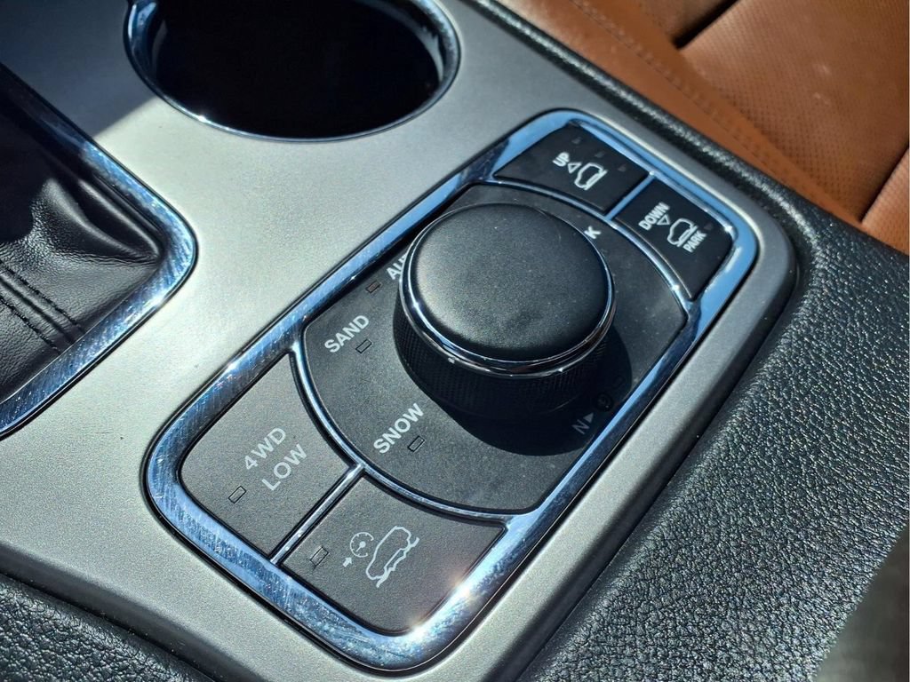Used 2020 Jeep Grand Cherokee Overland AWD/4WD image 19