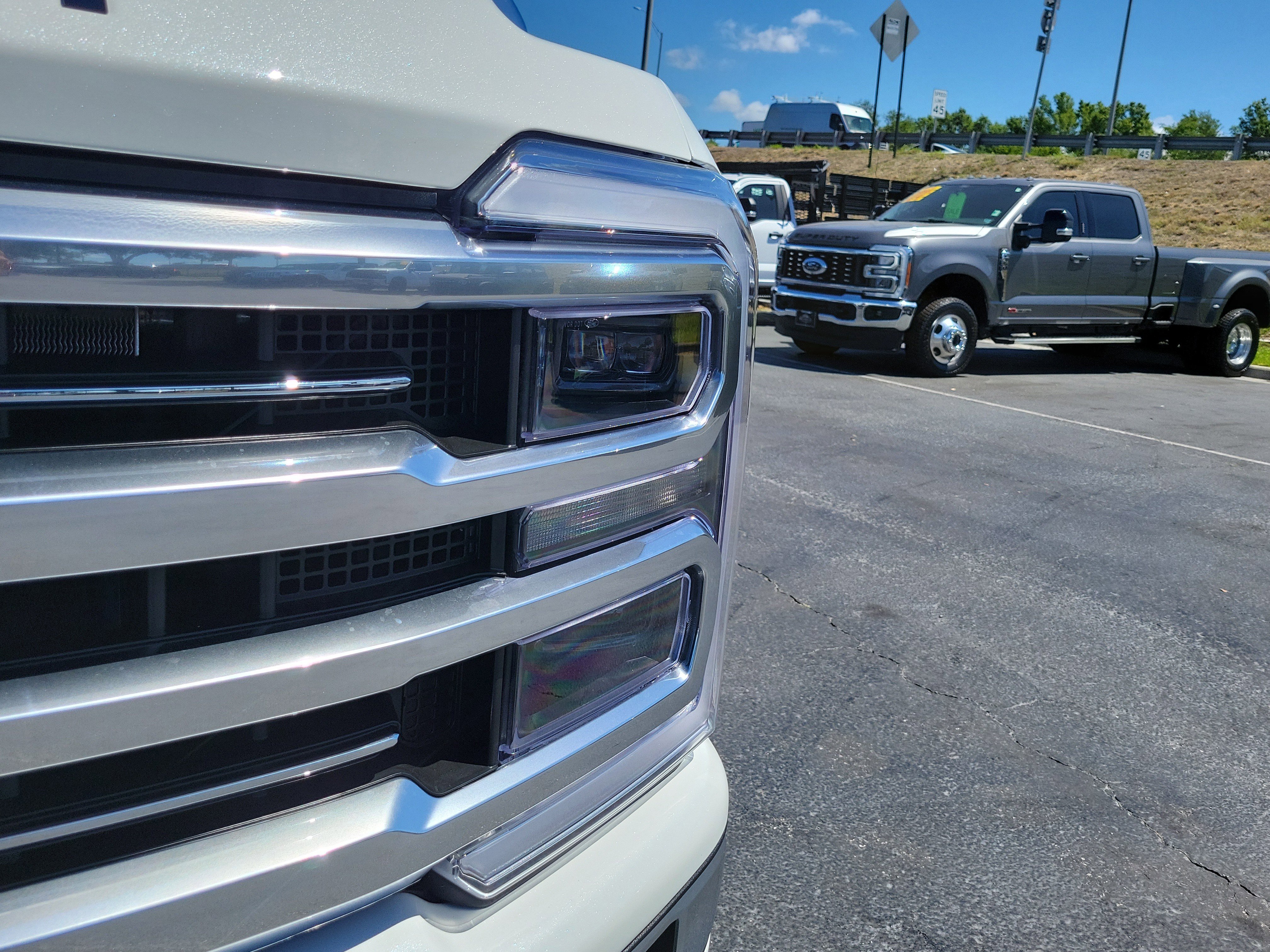 Certified 2025 Ford F250 Platinum w/ Platinum Plus Package AWD/4WD image 3
