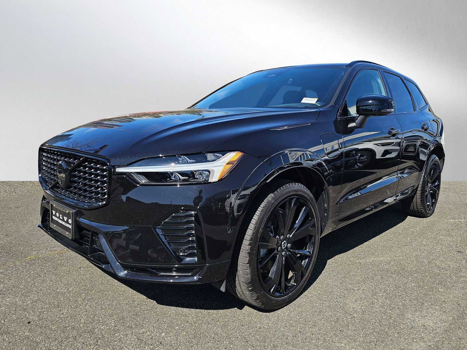 Certified 2024 Volvo XC60 T8 Ultimate w/ Protection Package Premier AWD/4WD image 8