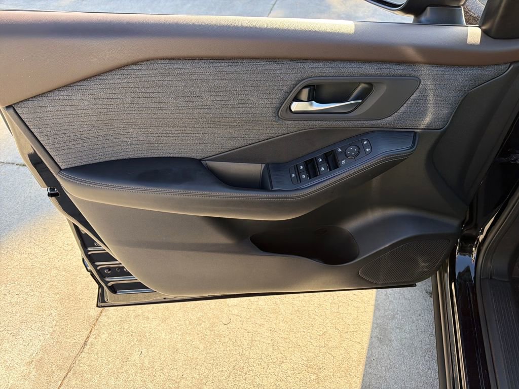 Used 2022 Nissan Rogue SV FWD image 17
