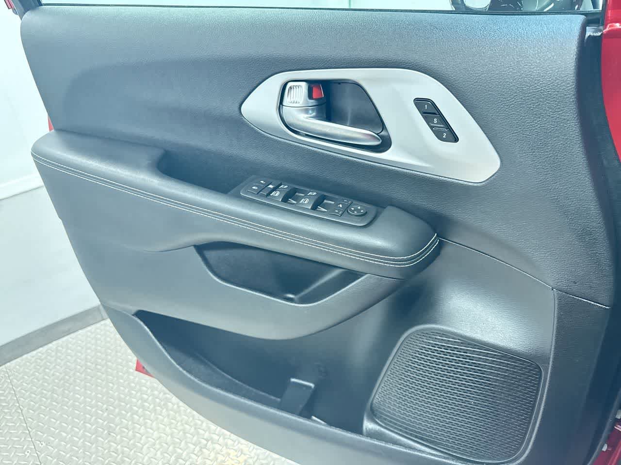 Used 2025 Chrysler Pacifica Limited FWD image 33