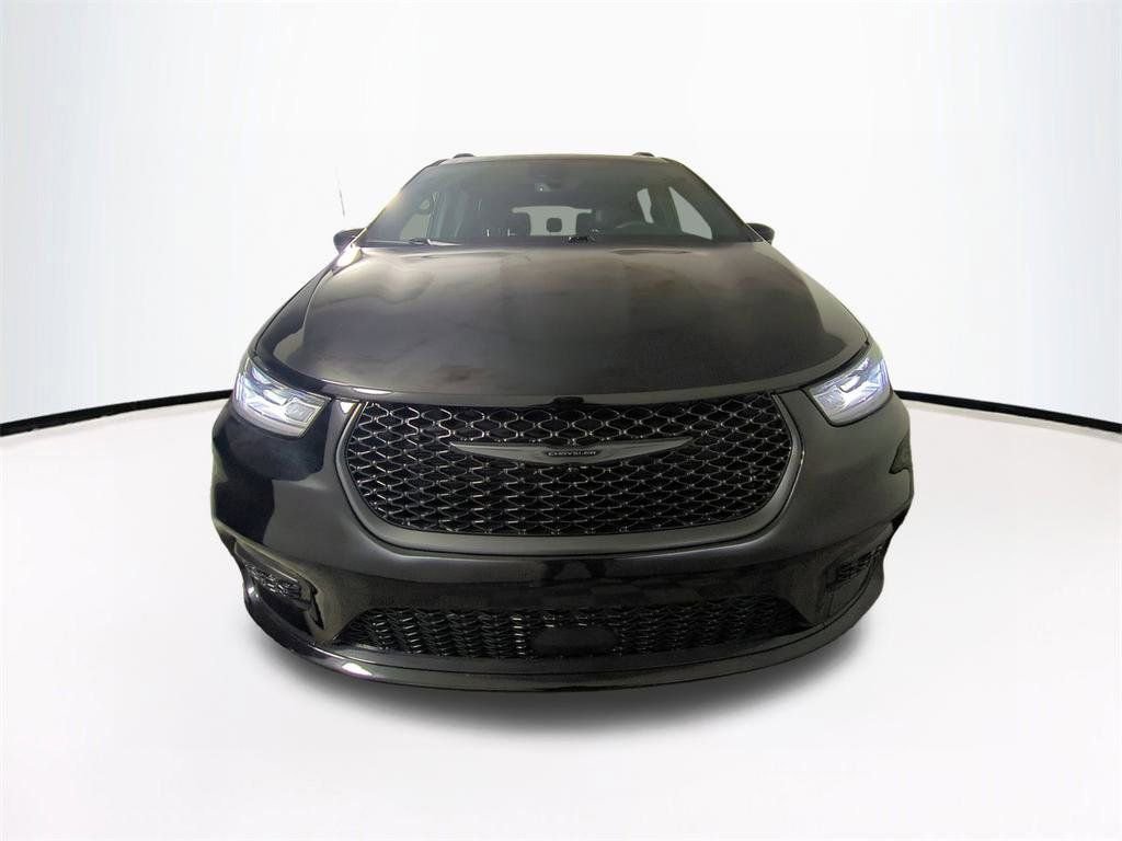 Used 2025 Chrysler Pacifica Limited image 3