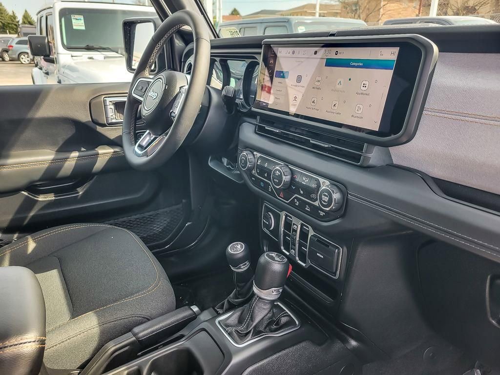 Used 2025 Jeep Wrangler Unlimited Sahara w/ Safety Group AWD/4WD image 23