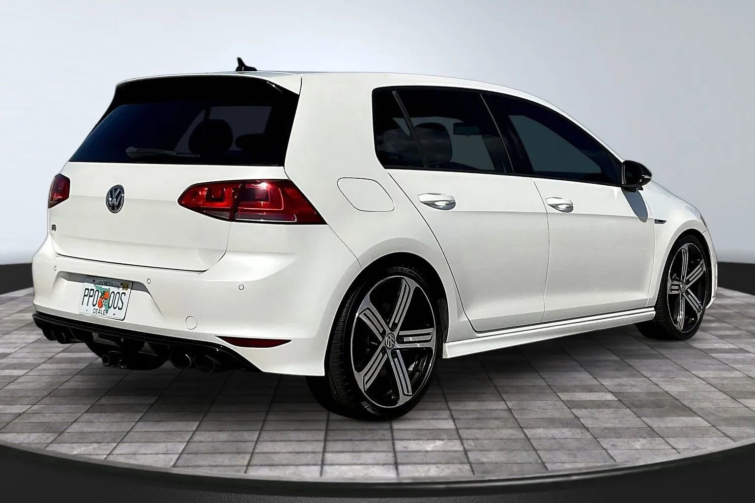 Used 2016 Volkswagen Golf R 4-Door w/ Driver Assistance Package AWD/4WD image 6