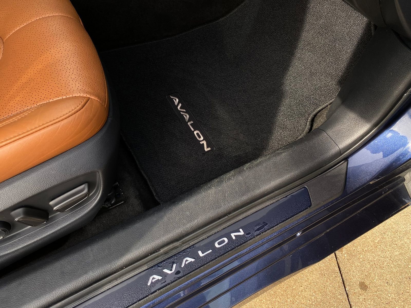 Used 2019 Toyota Avalon Limited image 19