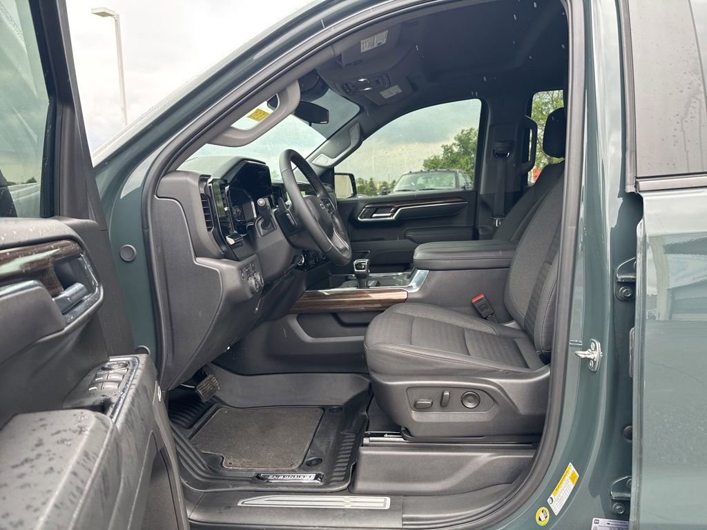 Used 2025 Chevrolet Silverado 1500 LT Trail Boss w/ Convenience Package II AWD/4WD image 28