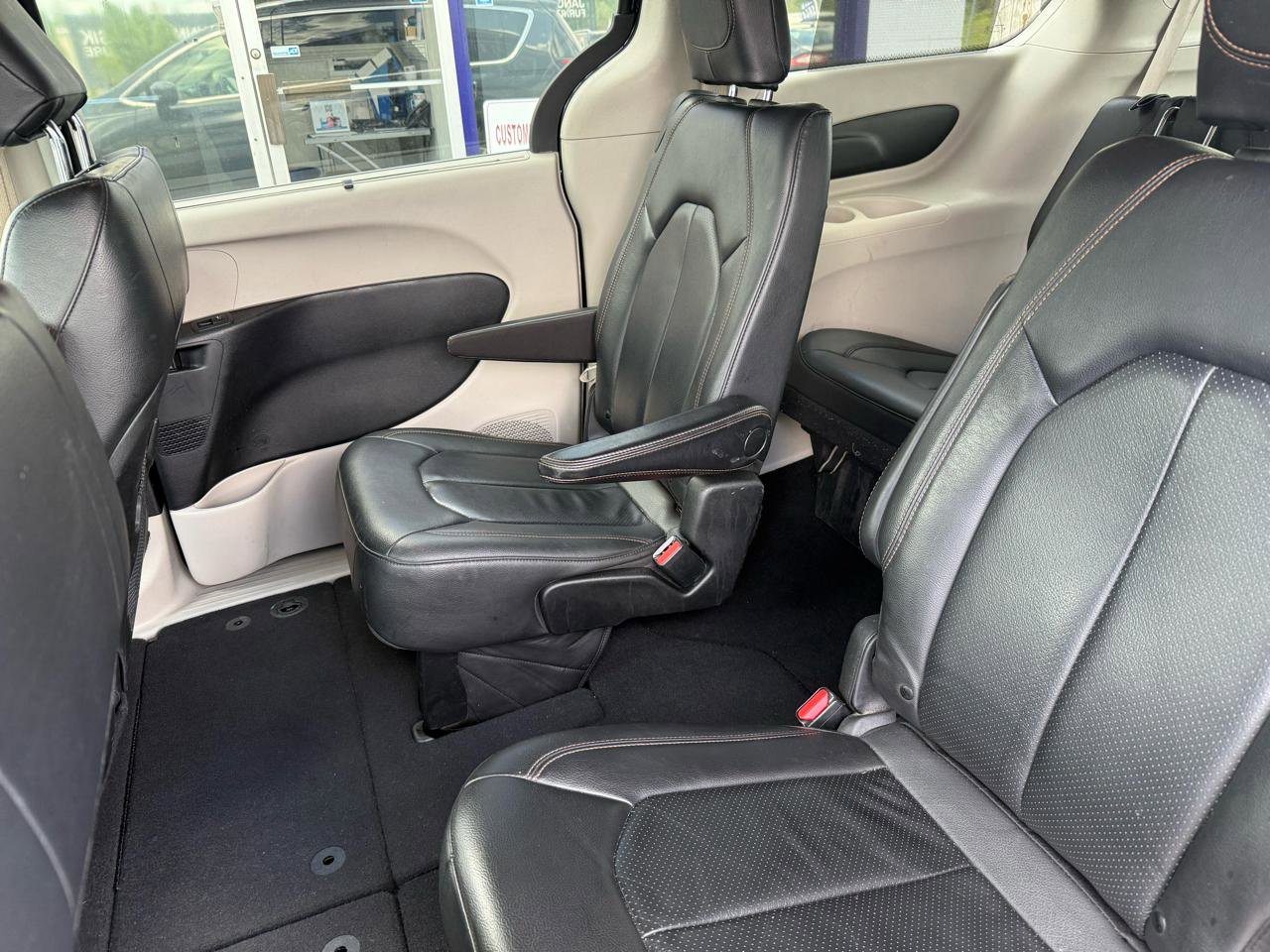 Used 2020 Chrysler Pacifica Touring-L image 10