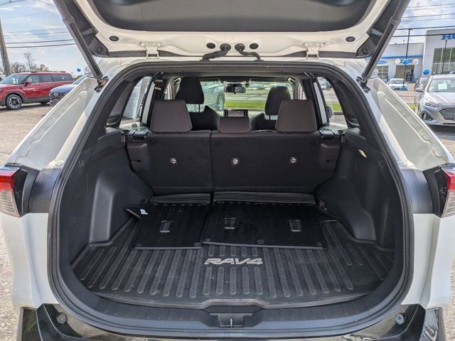 Used 2022 Toyota RAV4 SE w/ Weather & Moonroof Package AWD/4WD image 5