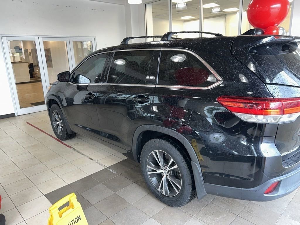 Used 2017 Toyota Highlander Plus AWD/4WD image 5