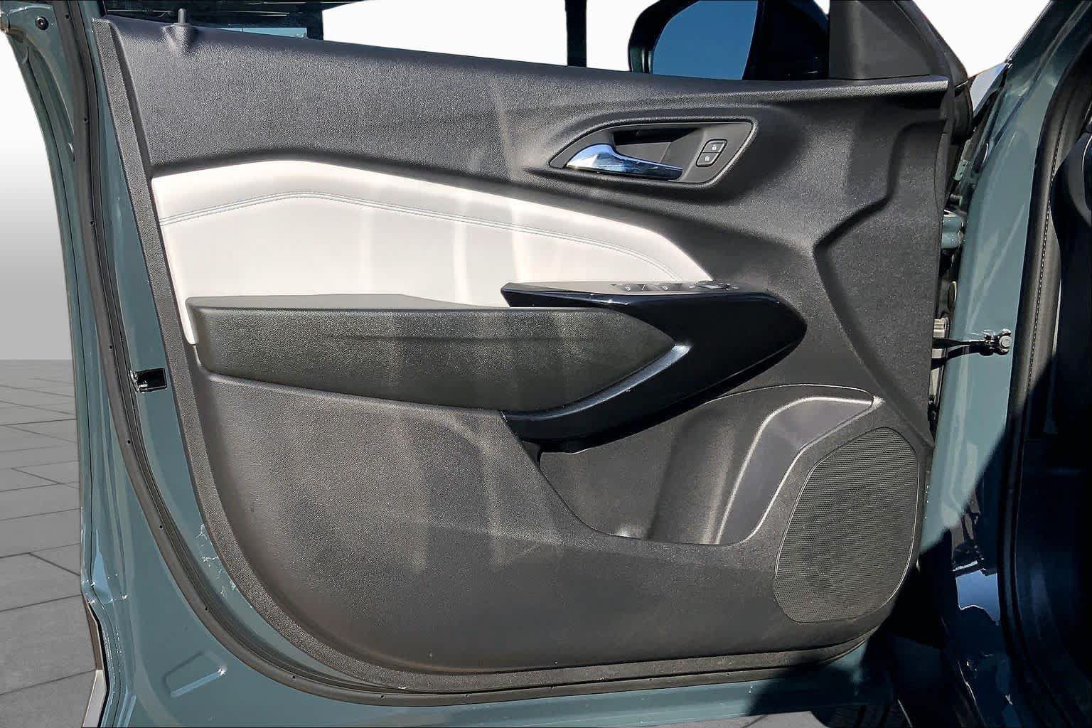 Used 2026 Chevrolet Trax LT w/ Sunroof Package FWD image 19