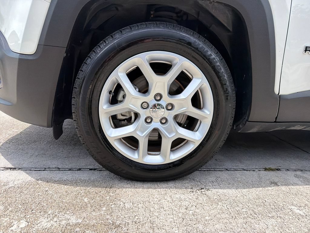 Used 2017 Jeep Renegade Latitude FWD image 11