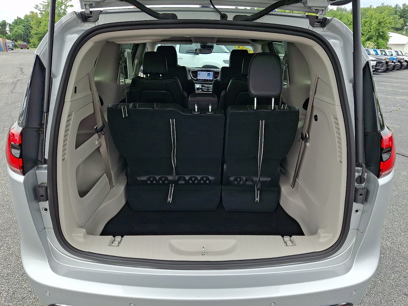 Certified 2024 Chrysler Pacifica Touring-L AWD/4WD image 27