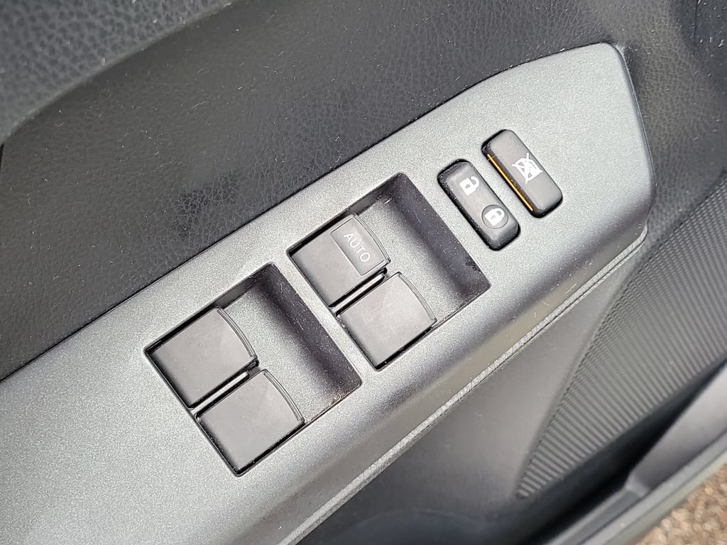 Used 2018 Toyota RAV4 LE FWD image 18