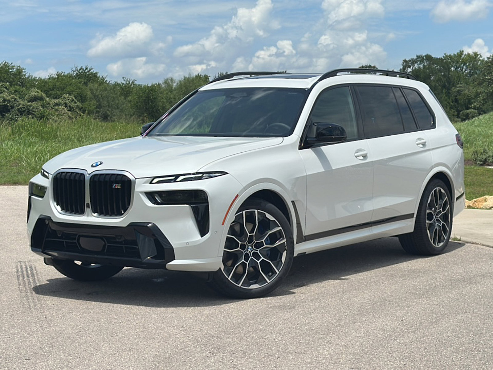 New 2026 BMW X7 M60i image 2