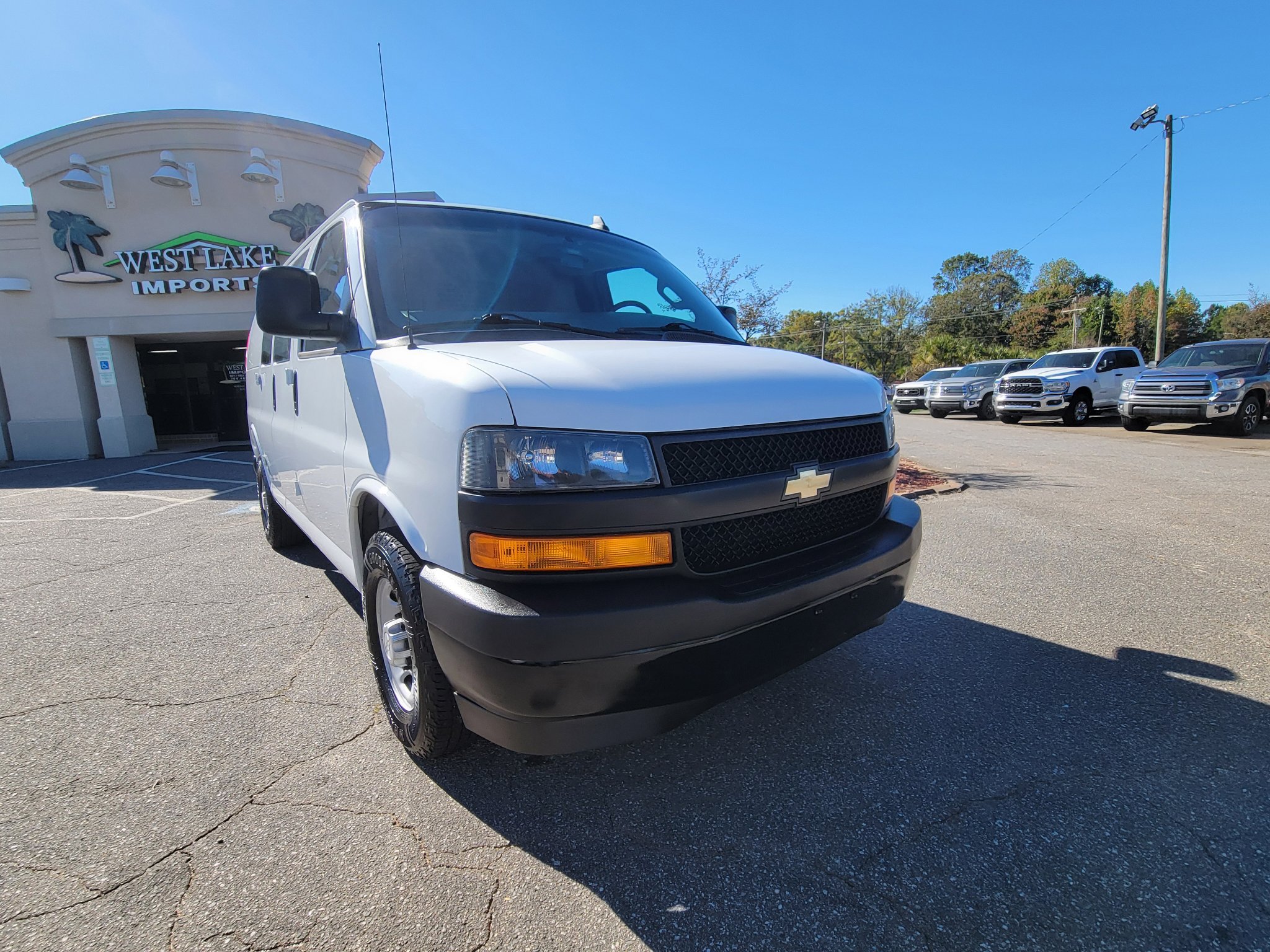 Used 2018 Chevrolet Express 2500 w/ Enhanced Convenience Package image 3