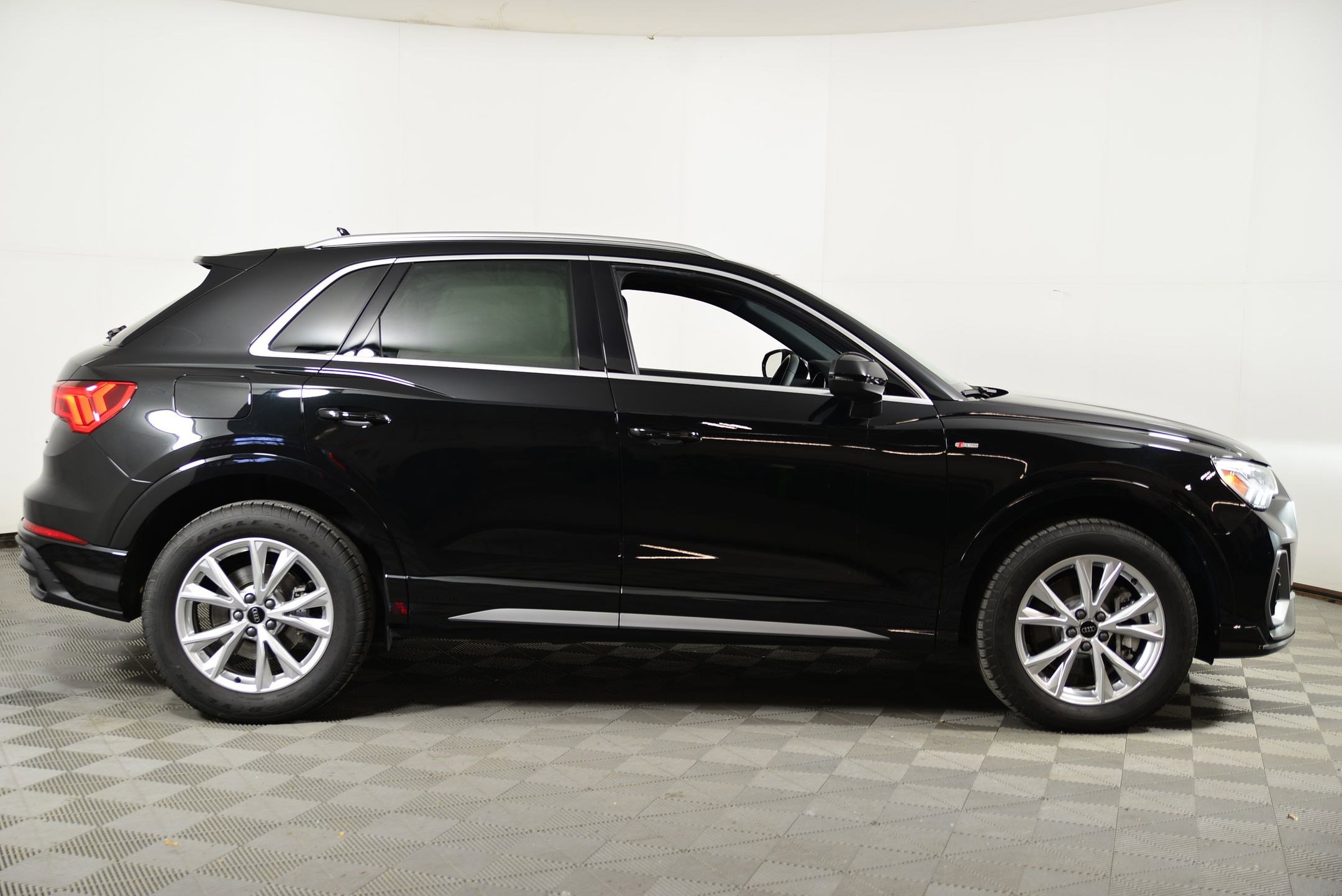 Certified 2025 Audi Q3 2.0T Premium Plus w/ Premium Plus Package image 7