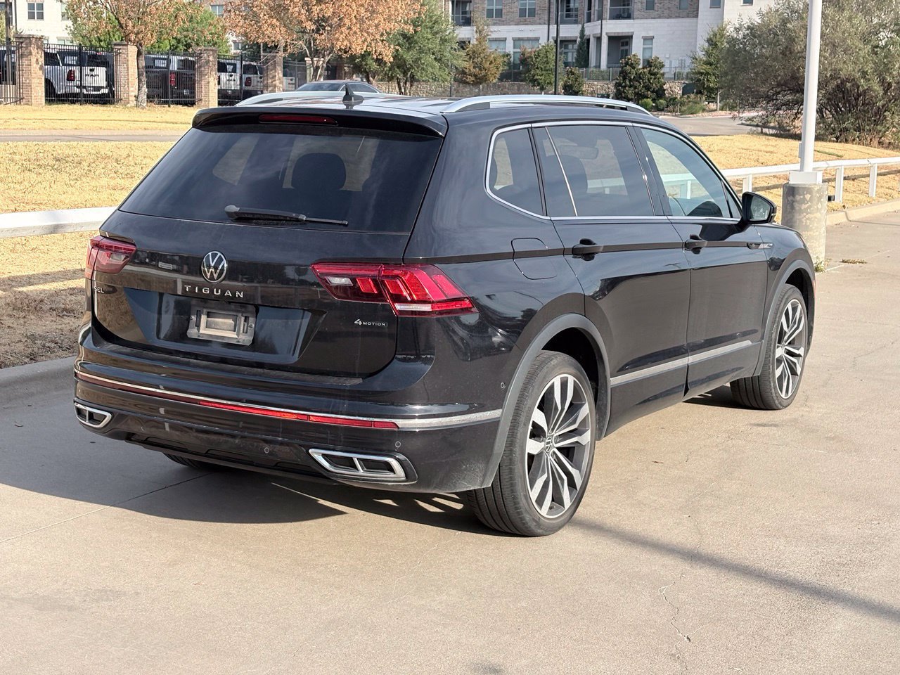 Used 2022 Volkswagen Tiguan SEL R-Line AWD/4WD image 4