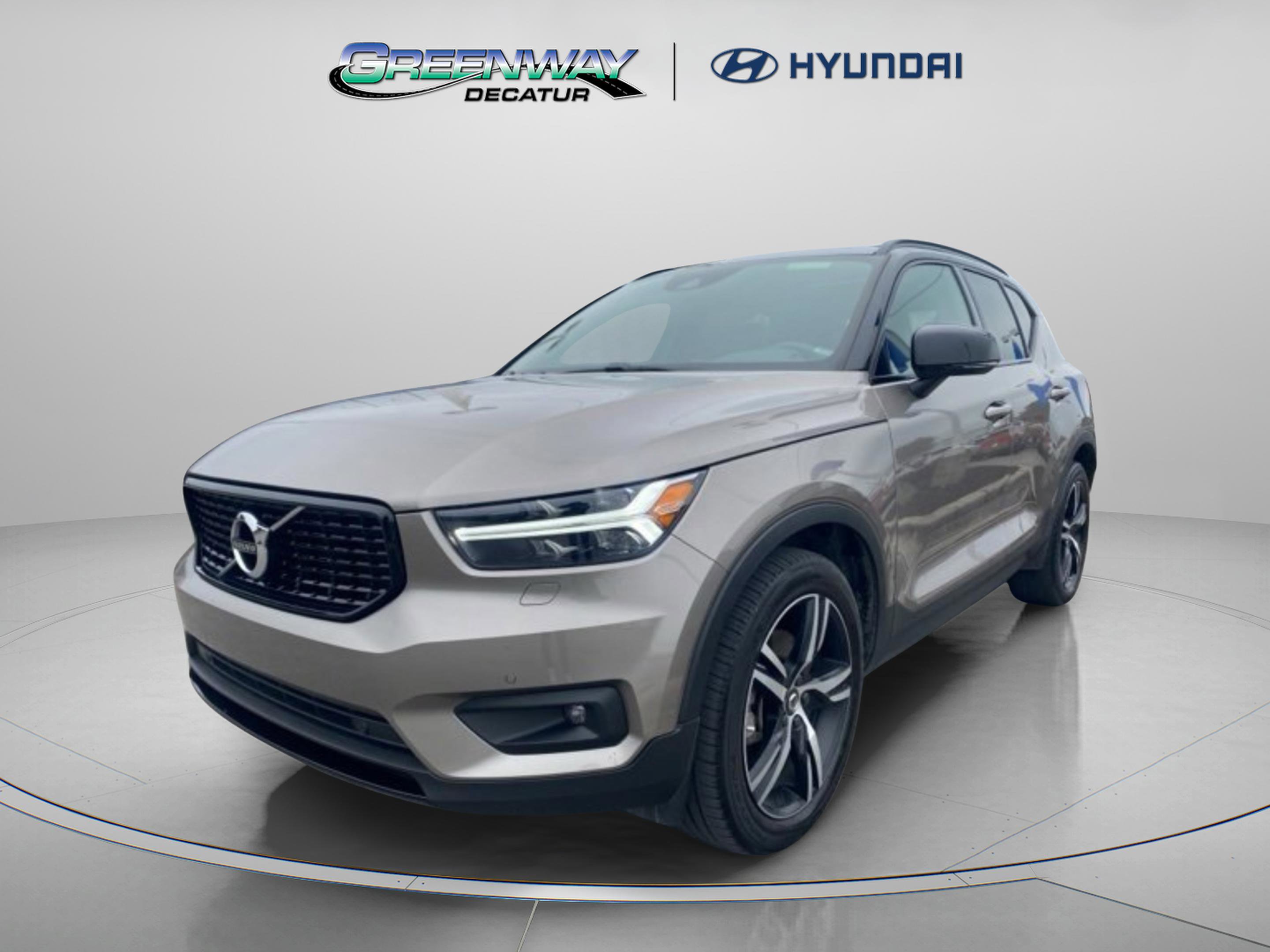 Used 2022 Volvo XC40 T4 R-Design w/ Climate Package image 4