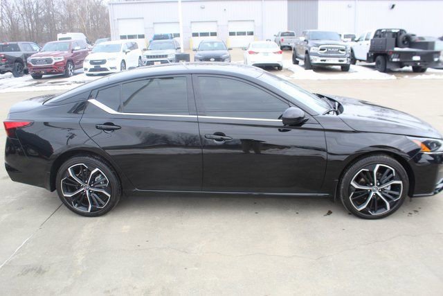 Used 2025 Nissan Altima 2.5 SR w/ SR Premium Package image 5