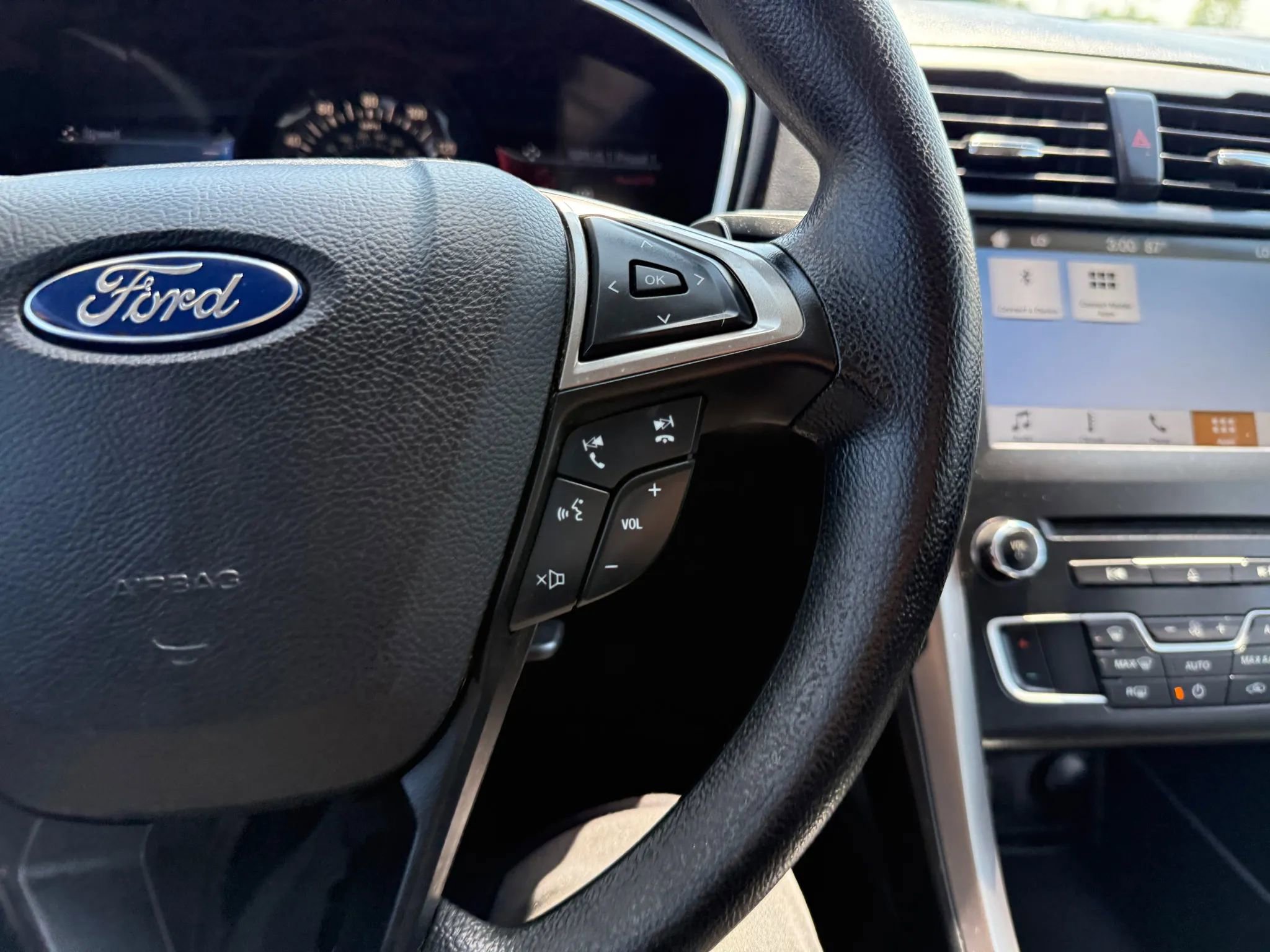 Used 2017 Ford Fusion SE w/ Fusion SE Technology Package image 27