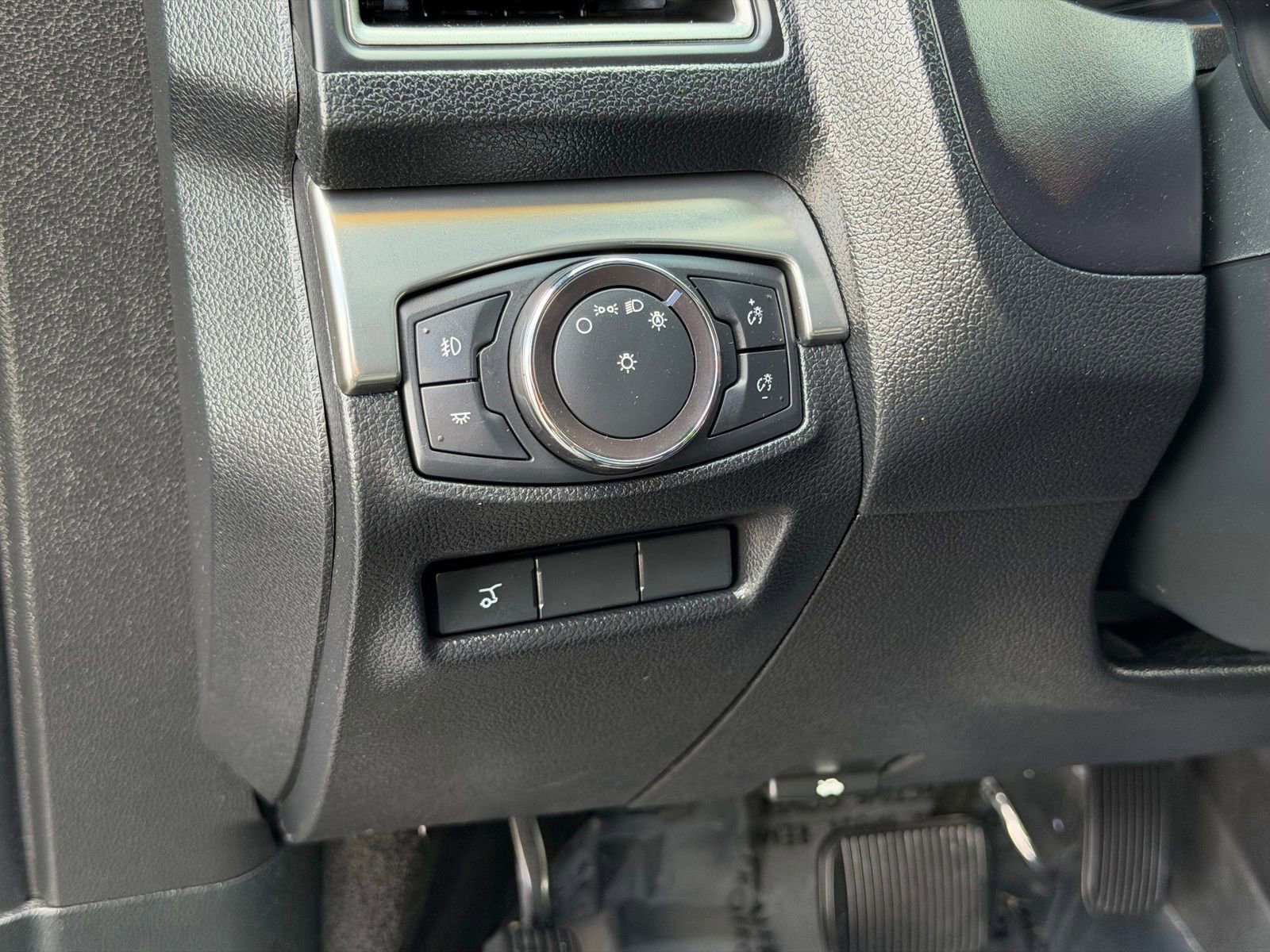 Used 2019 Ford Explorer XLT w/ Equipment Group 202A AWD/4WD image 15