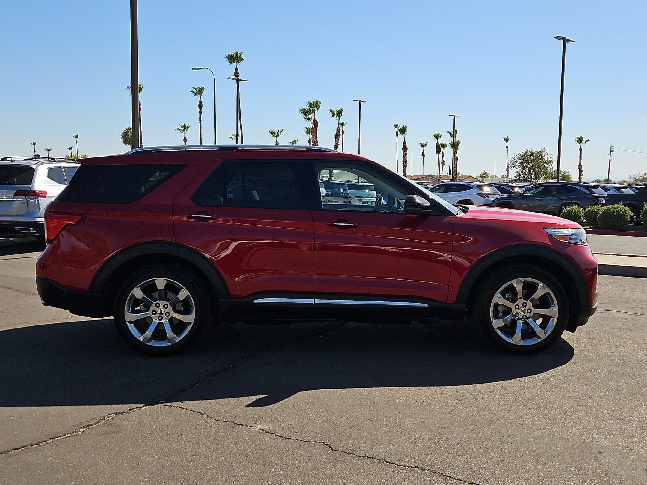 Used 2020 Ford Explorer Platinum w/ Premium Technology Package AWD/4WD image 4
