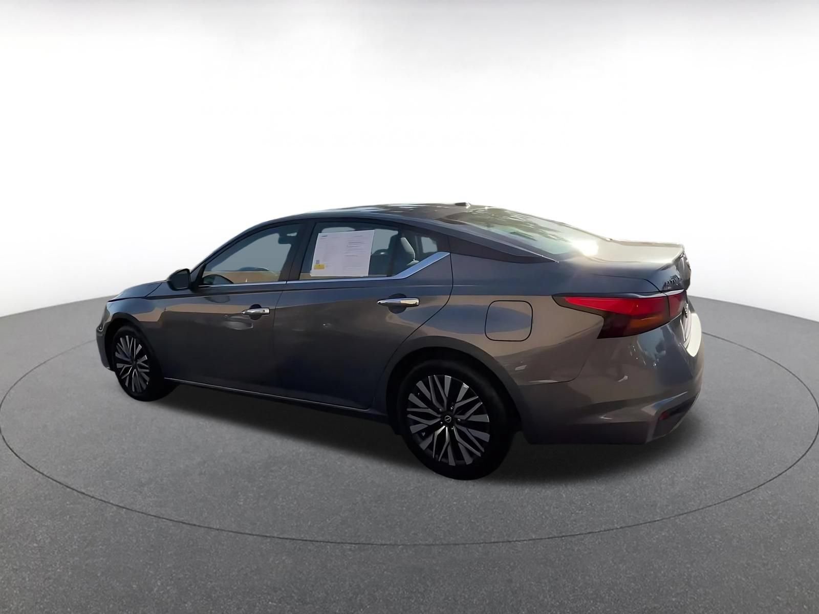 Used 2025 Nissan Altima 2.5 SV FWD image 9