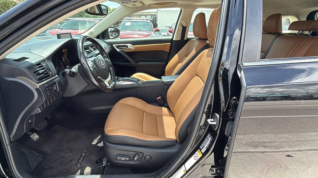 Used 2016 Lexus CT 200h w/ Navigation Package FWD image 23