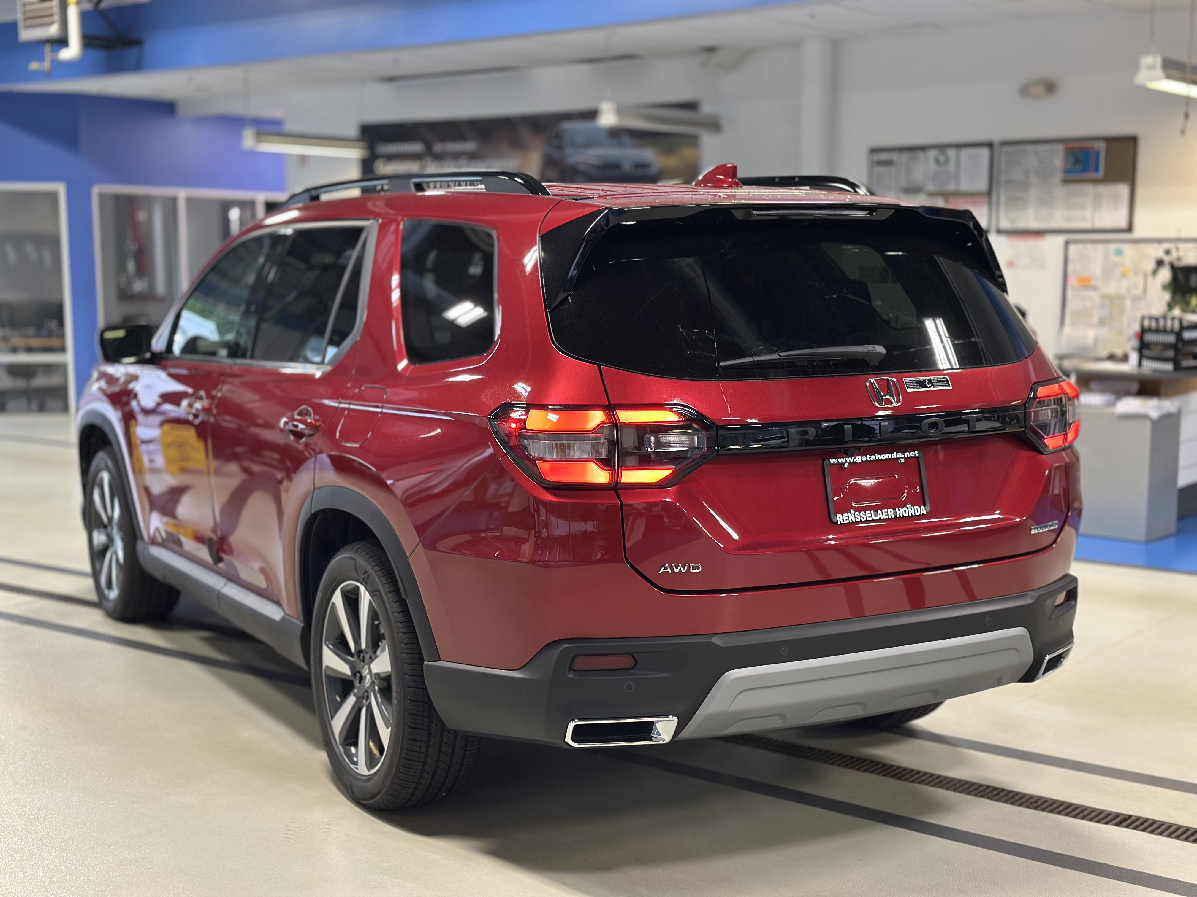 New 2025 Honda Pilot Touring image 7