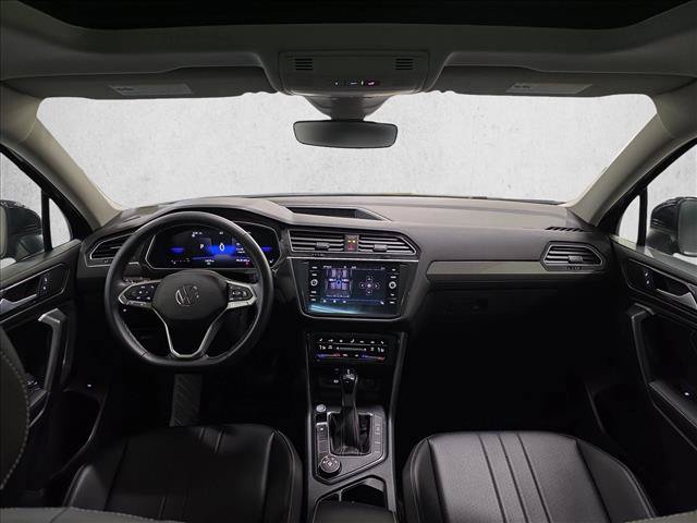 Used 2024 Volkswagen Tiguan SE w/ Panoramic Sunroof Package AWD/4WD image 9