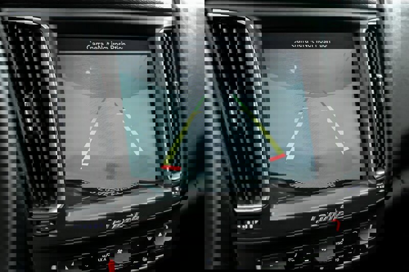 Used 2018 Maserati Levante image 32