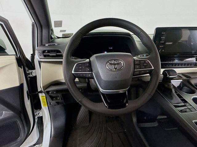 Used 2023 Toyota Sienna Limited image 11