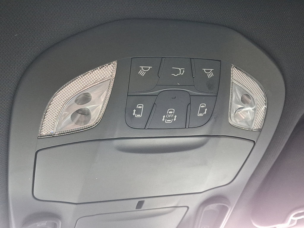 Used 2025 Chrysler Pacifica Limited image 31