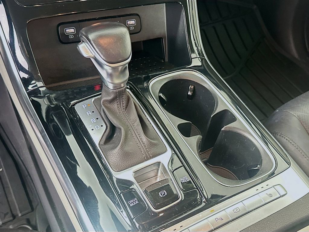 Used 2022 Kia Carnival EX image 17