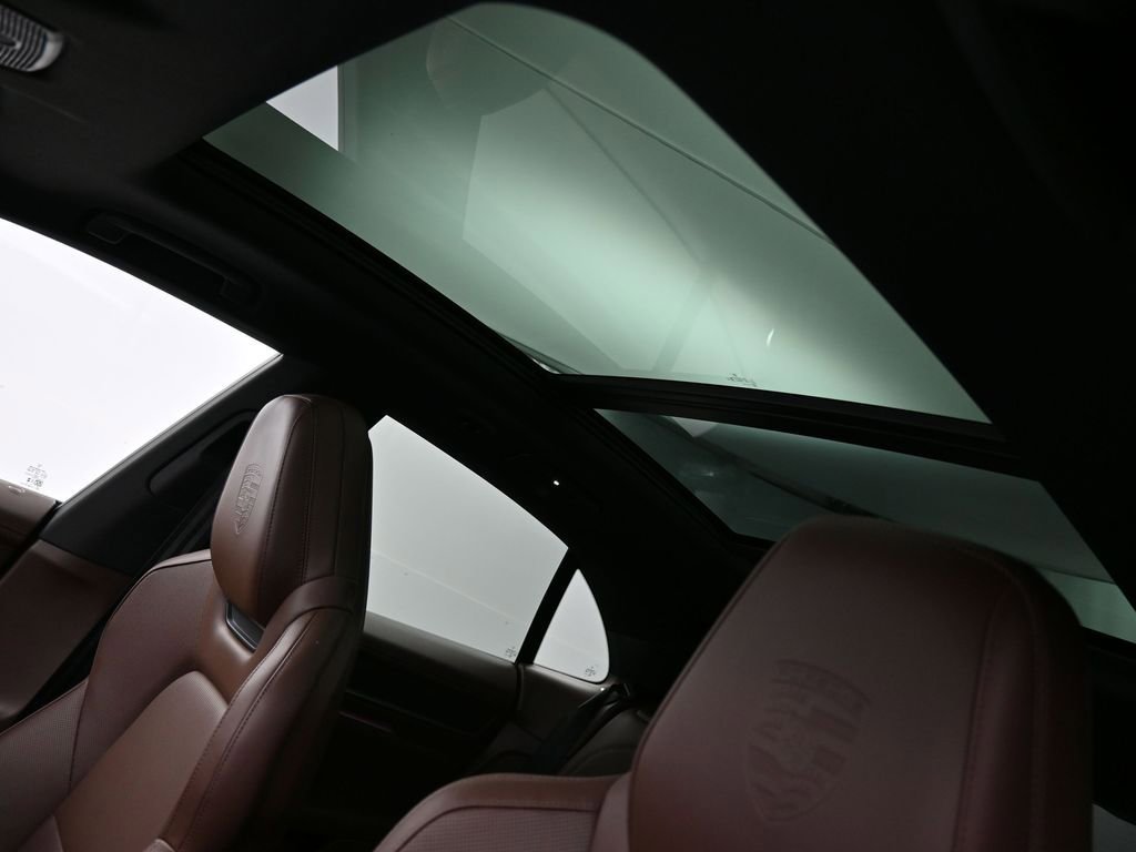 Certified 2025 Porsche Macan 4 Electric image 9