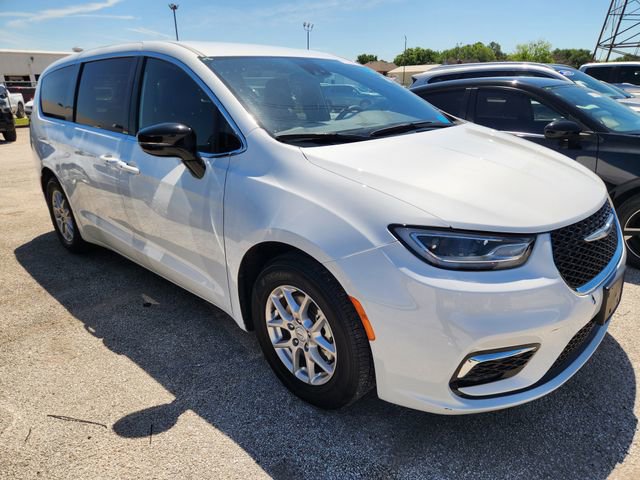 Used 2025 Chrysler Pacifica Select image 1