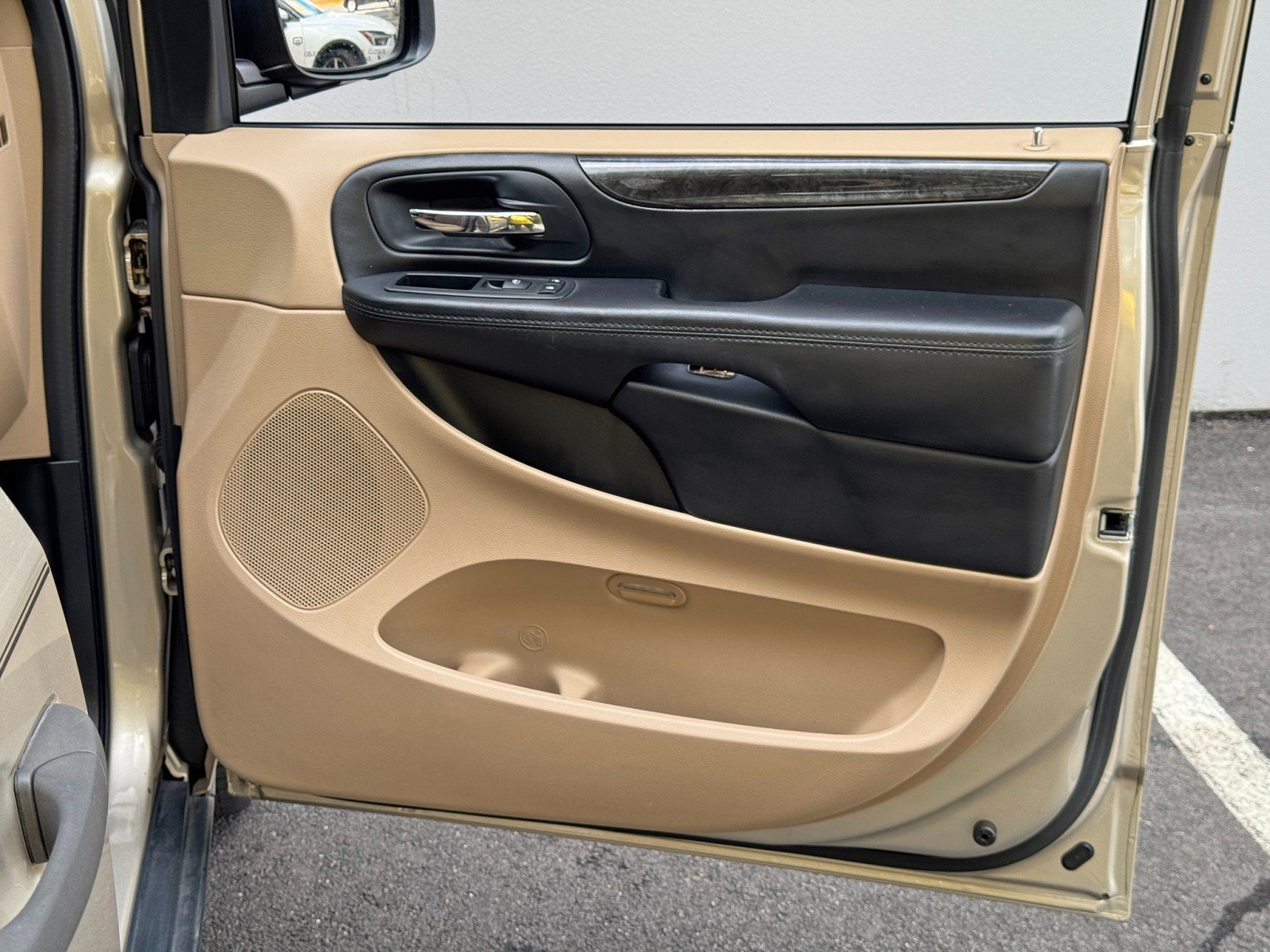 Used 2015 Dodge Grand Caravan American Value Package w/ UConnect Hands-Free Group FWD image 33